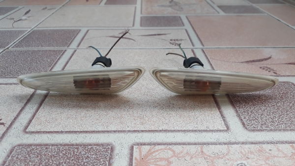 ไฟเลี้ยวแก้ม สีขาว BMW 3 SERIES E46 1998-2005 แท้