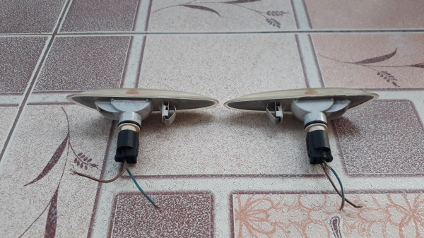 ไฟเลี้ยวแก้ม สีขาว BMW 3 SERIES E46 1998-2005 แท้