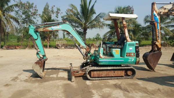 ขายรถขุด Hanix รุ่น H27 ขนาดเทียบเท่า PC20 เครื่องยนต์มิตซูบิชิ-K4E 4 สูบ คอนโทรลน้ำมัน ปั้มเฟือง มีหลังคา สวิงบูม แทรคยาง ใบมีด รถเก่านอก (มีเอกสาร)