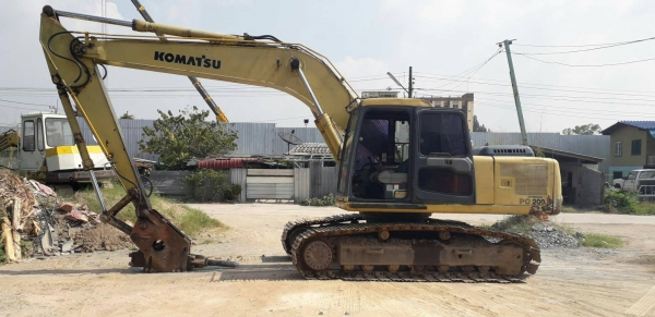 ขายรถแบคโฮ KOMATSU PC200-6 หัวกระแทกพร้อมบุ้งกี๋ ระบบไฟเต็ม แอร์พร้อม ราคา  850000