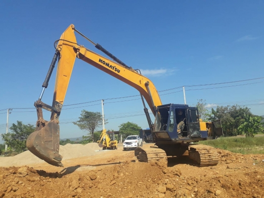 รถแบคโฮ โคมัตสุ PC200-3 ราคา250000 ช่างหมึก 094-7452226