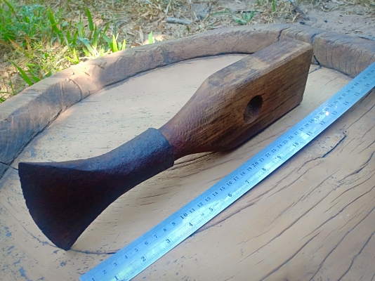 ขวานโยนยุคเก่า เนื้อโลหะหล่อตัน ตอกตราเก่าหนึ่งจุด ด้ามไม้เนื้อแข็งทนทาน