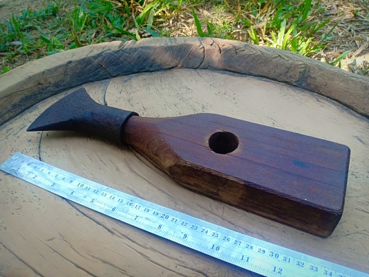 ขวานโยนยุคเก่า เนื้อโลหะหล่อตัน ตอกตราเก่าหนึ่งจุด ด้ามไม้เนื้อแข็งทนทาน