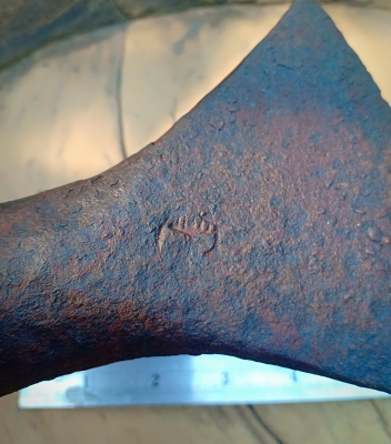 ขวานโยนยุคเก่า เนื้อโลหะหล่อตัน ตอกตราเก่าหนึ่งจุด ด้ามไม้เนื้อแข็งทนทาน