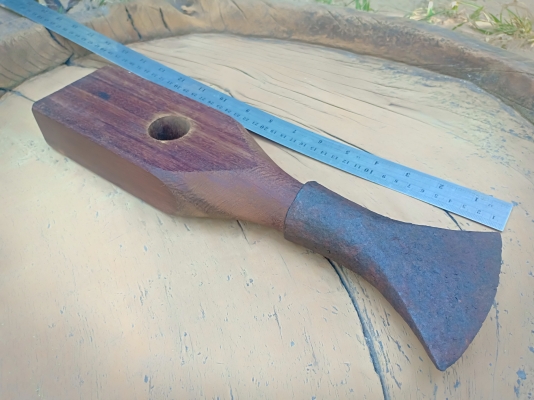 ขวานโยนยุคเก่า เนื้อโลหะหล่อตัน ตอกตราเก่าหนึ่งจุด ด้ามไม้เนื้อแข็งทนทาน