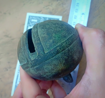 กระพรวนช้างเนื้อโลหะสำริดหล่อตัน มีลวดลายโบราณ ลูกใหญ่ๆ หนักๆ เป็นงานหล่อโลหะยุคโบราณแท้ นายช่างพื้นบ้านสร้างขึ้น