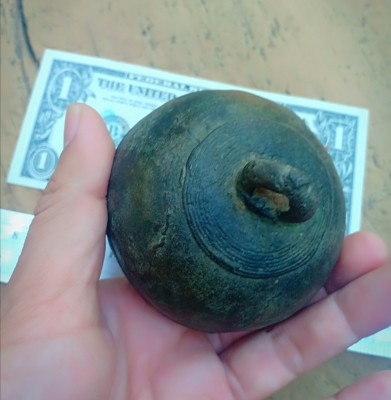 กระพรวนช้างเนื้อโลหะสำริดหล่อตัน มีลวดลายโบราณ ลูกใหญ่ๆ หนักๆ เป็นงานหล่อโลหะยุคโบราณแท้ นายช่างพื้นบ้านสร้างขึ้น