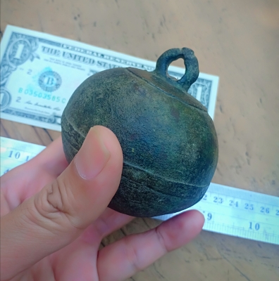 กระพรวนช้างเนื้อโลหะสำริดหล่อตัน มีลวดลายโบราณ ลูกใหญ่ๆ หนักๆ เป็นงานหล่อโลหะยุคโบราณแท้ นายช่างพื้นบ้านสร้างขึ้น