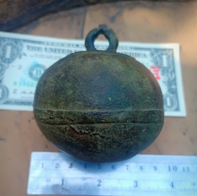 กระพรวนช้างเนื้อโลหะสำริดหล่อตัน มีลวดลายโบราณ ลูกใหญ่ๆ หนักๆ เป็นงานหล่อโลหะยุคโบราณแท้ นายช่างพื้นบ้านสร้างขึ้น