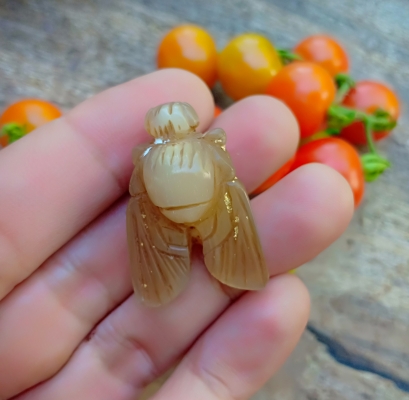 งานแกะสลักด้วยฝีมือช่างพื้นบ้าน แกะเป็นแมลงภู่คำ แกะสลักจากเขาควายเผือก แกะสลักตัวใหญ่ๆมีเสียง