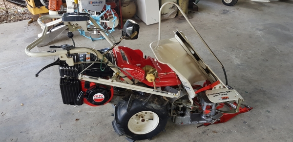 รถเกี่ยวข้าวมัดทิ้ง สอบถามได้ครับ id 0819170852