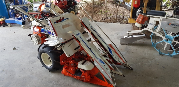 รถเกี่ยวข้าวมัดทิ้ง 2 แถว  สอบถามได้ครับ id 0819170852