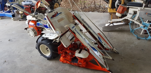 รถเกี่ยวข้าวมัดทิ้ง 2 แถว  สอบถามได้ครับ id 0819170852