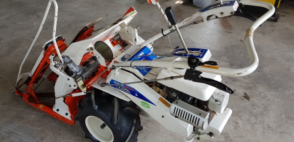 รถเกี่ยวข้าวมัดทิ้ง 2 แถว  สอบถามได้ครับ id 0819170852