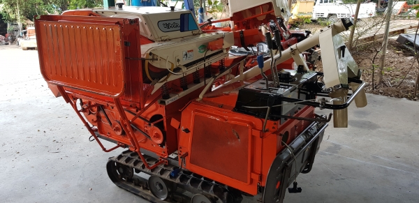 รถนวดข้าว ดีเซล มีระบบมัดฟางข้าว รถนวดข้าว ดีเซล มีระบบมัดฟางข้าว