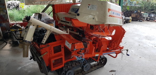 รถนวดข้าว ดีเซล มีระบบมัดฟางข้าว รถนวดข้าว ดีเซล มีระบบมัดฟางข้าว