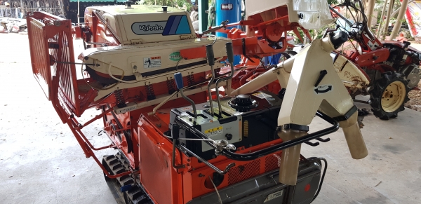 รถนวดข้าว ดีเซล มีระบบมัดฟางข้าว รถนวดข้าว ดีเซล มีระบบมัดฟางข้าว