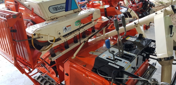 รถนวดข้าว ดีเซล มีระบบมัดฟางข้าว รถนวดข้าว ดีเซล มีระบบมัดฟางข้าว