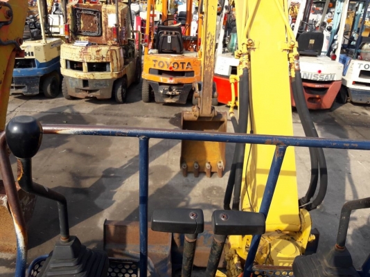 ขายรถขุดKomatsu PC30-6 เครื่องยนต์3D84 เครื่องโคมัสสุ 3 สูบ คอนโทรลลูกหมาก ปั้มเฟือง ใบมีด แทรคยาง รถเดิมๆเก่านอก (มีเอกสาร)