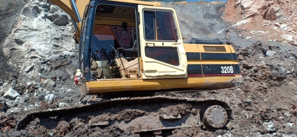 CAT 320 B ระบบไฟเต็มเอกสารเล่มทะเบียนสภาพสวยราคา 800,000 สุราษฎร์ธานี