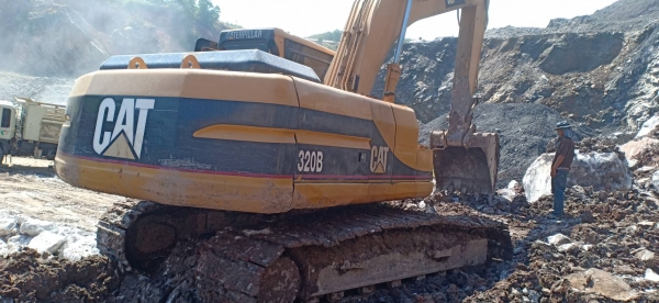 CAT 320 B ระบบไฟเต็มเอกสารเล่มทะเบียนสภาพสวยราคา 800,000 สุราษฎร์ธานี