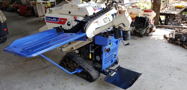 รถนวดข้าว 5.5 แรงเบนชิล สวยๆๆอุปกร์ณครับ ไม่แตกไม่หักพร้อมใช้งาน