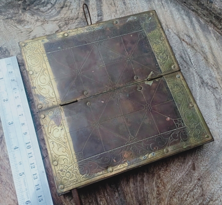 หมากรุกโบราณ เนื้อทองเหลืองตอกดุนลายไทยเดิม มีคราบเดิมตามยุค พร้อมด้วยตัวหมากทองเหลืองหล่อตันทีละตัว หรือตัวเป้ง เป็นรูปราชสีห์ 22ตัว มีสลักมีกลไก มีช่องใส่ตัวหมาก งดงามมาก สภาพสมบูรณ์ดี แปลกหายากสุดๆ