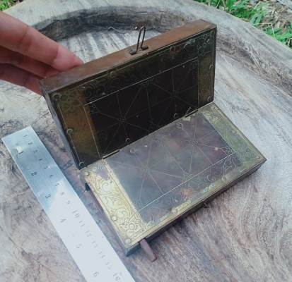 หมากรุกโบราณ เนื้อทองเหลืองตอกดุนลายไทยเดิม มีคราบเดิมตามยุค พร้อมด้วยตัวหมากทองเหลืองหล่อตันทีละตัว หรือตัวเป้ง เป็นรูปราชสีห์ 22ตัว มีสลักมีกลไก มีช่องใส่ตัวหมาก งดงามมาก สภาพสมบูรณ์ดี แปลกหายากสุดๆ