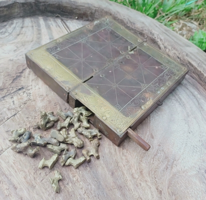 หมากรุกโบราณ เนื้อทองเหลืองตอกดุนลายไทยเดิม มีคราบเดิมตามยุค พร้อมด้วยตัวหมากทองเหลืองหล่อตันทีละตัว หรือตัวเป้ง เป็นรูปราชสีห์ 22ตัว มีสลักมีกลไก มีช่องใส่ตัวหมาก งดงามมาก สภาพสมบูรณ์ดี แปลกหายากสุดๆ