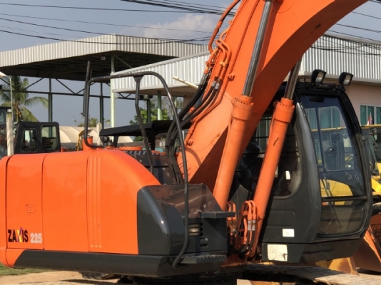 ขายรถขุด HITACHI ZX225US มีลายหัวกระแทก นำเข้าเองจากญี่ปุ่น สภาพสวยพร้อมใช้ มีVDOการทำงานครับ