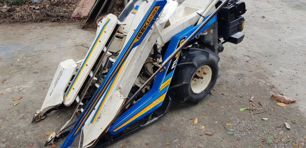 รถเกี่ยวข้าวมัดทิ้ง 2 แถว สอบถามได้ครับ id 0819170852