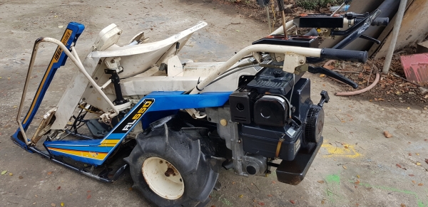 รถเกี่ยวข้าวมัดทิ้ง 2 แถว สอบถามได้ครับ id 0819170852