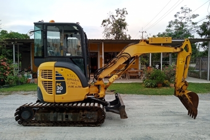 ราคาพิเศษ KOMATSU PC 30MR-2 นำเข้าจากญี่ปุ่นโดยตรง ชั่วโมงทำงานน้อย พร้อมตู้เก๋งสวยๆ โทร.090-986-2521 อ๊อบ