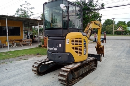 ราคาพิเศษ KOMATSU PC 30MR-2 นำเข้าจากญี่ปุ่นโดยตรง ชั่วโมงทำงานน้อย พร้อมตู้เก๋งสวยๆ โทร.090-986-2521 อ๊อบ