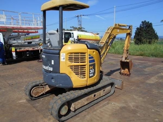 ราคาพิเศษ KOMATSU PC 30MR-2 นำเข้าจากญี่ปุ่นโดยตรง ชั่วโมงทำงานน้อยมาก พร้อมลายแย๊ก โทร.090-986-2521 อ๊อบ