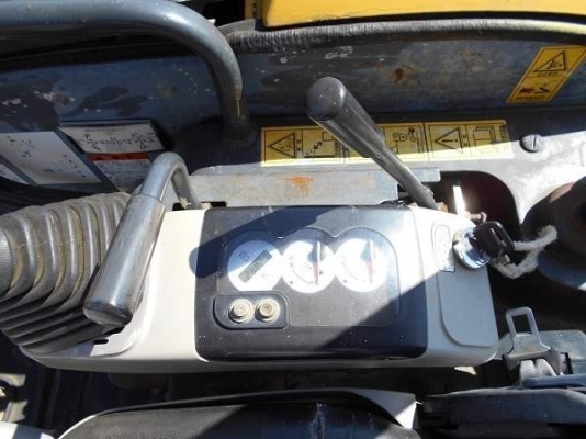 ราคาพิเศษ KOMATSU PC 30MR-2 นำเข้าจากญี่ปุ่นโดยตรง ชั่วโมงทำงานน้อยมาก พร้อมลายแย๊ก โทร.090-986-2521 อ๊อบ