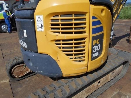 ราคาพิเศษ KOMATSU PC 30MR-2 นำเข้าจากญี่ปุ่นโดยตรง ชั่วโมงทำงานน้อยมาก พร้อมลายแย๊ก โทร.090-986-2521 อ๊อบ
