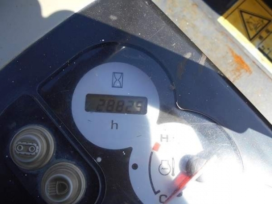 ราคาพิเศษ KOMATSU PC 30MR-2 นำเข้าจากญี่ปุ่นโดยตรง ชั่วโมงทำงานน้อยมาก พร้อมลายแย๊ก โทร.090-986-2521 อ๊อบ