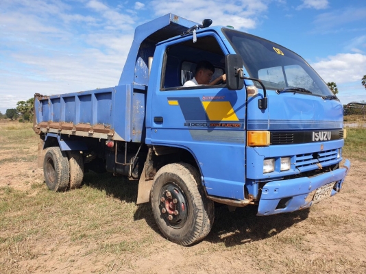 ขายรถ 6 ล้อ ISUZU เครื่อง.4BB1 (100 แรง) ราคา.230,000 ต่อรอง ช่วงล่าง F หน้า F หลัง ภายในเบาะหุ้มให้