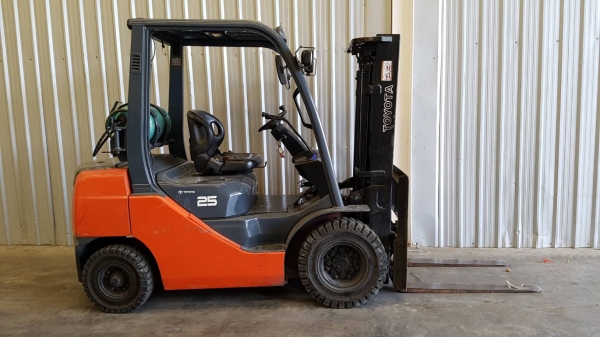 ขายรถยกโฟล์คลิฟท์ 2.5 ตัน เสาสูง 3 เมตรเข้าตู้ ติดตั้งไซด์ชิฟ งายาว1.07 เมตร  พร้อมสะพานเข้าตู้ (ด่วน)โปรโมชั่น