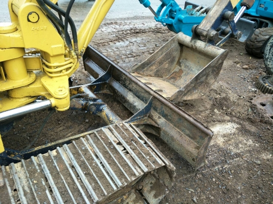 มี VDO ให้ชม.KOMATSU PC40-5 เอกสารอินวอย ราคา 320000