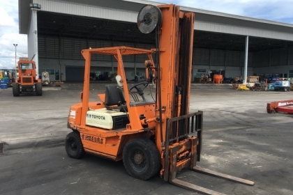 ขายรถแบคโฮ KOMATSU PC35R-8 (มีหัวแย็กปูน พร้อมบุ้งกี๋)