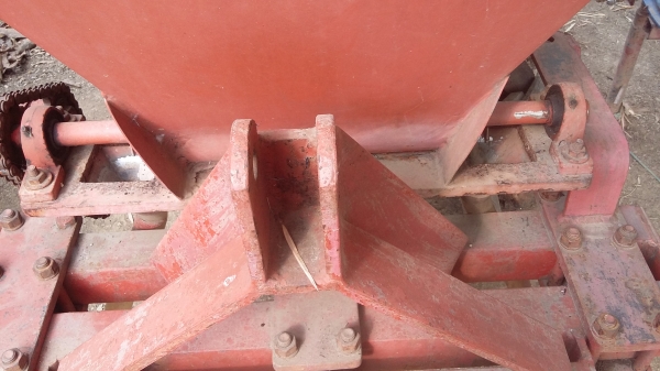 ริปเปอร์ใส่ปุ๋ย ในร่องอ้อย