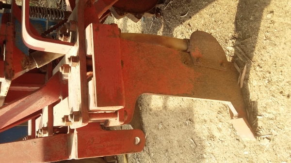 ริปเปอร์ใส่ปุ๋ย ในร่องอ้อย