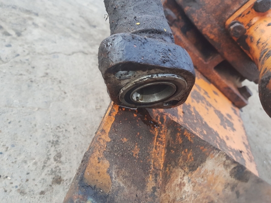 ขายกระบอกไฮดรอลิค 1คู่ พร้อมปั้มไฮดรอลิค ตัดจากรถดันดิน HITACHI เทียบเท่ารุ่น D8-D12