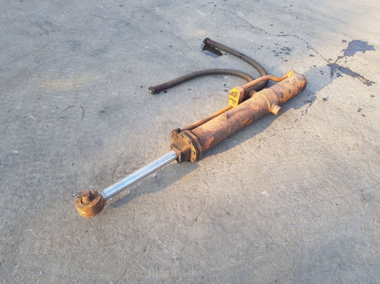 ขายกระบอกไฮดรอลิค 1คู่ พร้อมปั้มไฮดรอลิค ตัดจากรถดันดิน HITACHI เทียบเท่ารุ่น D8-D12