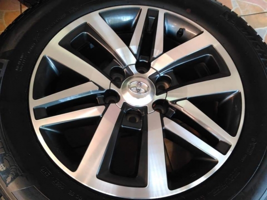 ล้อแม็ก Toyota Fortuner ขอบ 18 ยาง Michelin Latitude Tour 265 60 18 ผลิตปี 2017 ไม่มีรอย ขายถูกๆ ทั้งชุด 19,900.- เทิร์นได้ ติดตั้งฟรีค่ะ