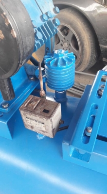 ปั๊มลม PUMA  5 แรง 3 สูบ ถังบรรจุ 260 ลิตร ไม่มีมอเตอร์ พร้อมอุปกรณ์ครบชุด