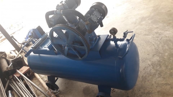 ปั๊มลม PUMA  5 แรง 3 สูบ ถังบรรจุ 260 ลิตร ไม่มีมอเตอร์ พร้อมอุปกรณ์ครบชุด