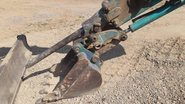 ขาย 335,000 KOMATSU pc 27R-8 พร้อมหัวเจาะรุ่นใหม่ถอดแกรนเจาะออกตักดินได้เลย สภาพเก่านอก เครื่องดี ปั้มแรง เอวแน่น ช่วงล่างสวย รถสวยระดับนางฟ้า สภาพพร้อมใช้งานมาก รถอยู่ ขอนแก่น 090-772-3710 090-772-3708